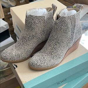 TOMS Clare Macadamia Mini Cheetah Suede Ankle Booties-New